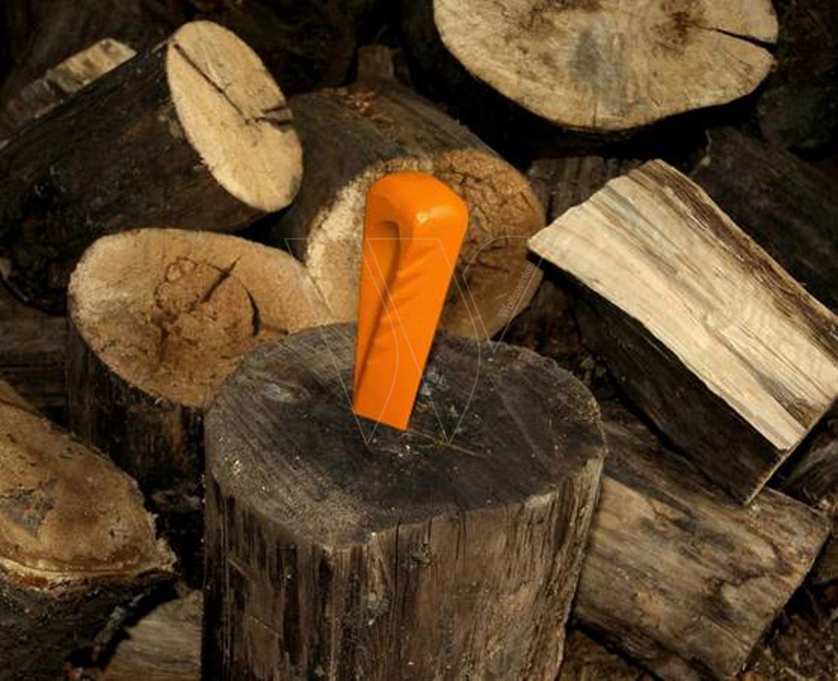 Fiskars twist shape wood splitter splitting wedge