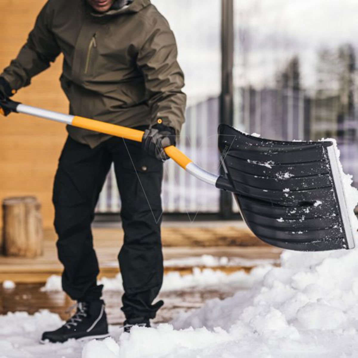 Buy Fiskars x-series™ snow plow curved 1057186 Wolfswinkel your