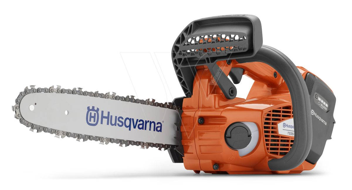 Husqvarna t535ixp chainsaw action!