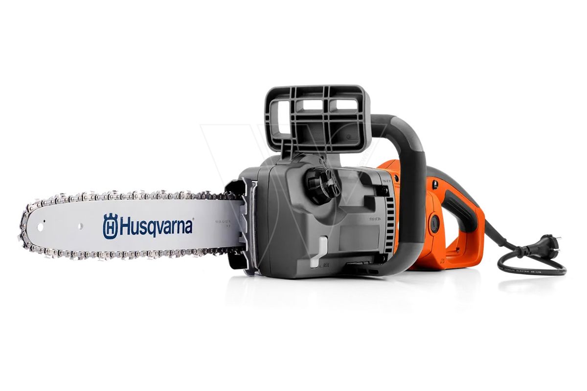 Husqvarna 420el elect chainsaw action